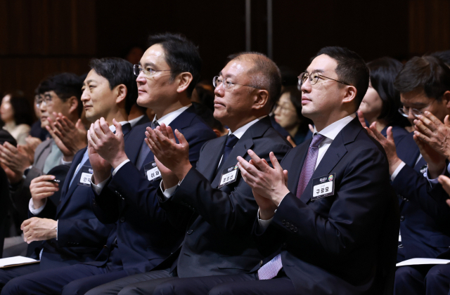 대통령 강연에 박수치는 주요 그룹 총수들 (서울=연합뉴스) 홍해인 기자 = 안덕근 산업부 장관(왼쪽부터), 이재용 삼성전자 회장, 정의선 현대차 회장, 구광모 LG그룹 회장 등이 20일 서울 영등포구 63컨벤션센터에서 열린 제51회 상공의 날 기념식에서 윤석열 대통령의 \'자유주의 경제시스템에서 기업활동의 자유와 국가의 역할\'을 주제로 한 특별 강연을 들으며 박수치고 있다. 2024.3.20 hihong@yna.co.kr (끝)