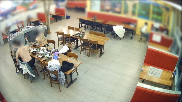 충북의 한 음식점에서 조직폭력배들이 윗옷을 벗고 난동을 부리고 있다. 연합뉴스