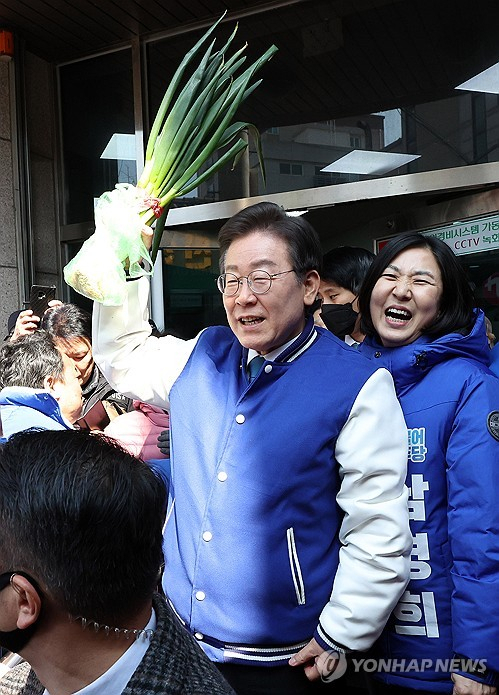 이재명 '대파' 들고 '尹정권 서민에 관심없어…서민에 돈 써야 돈이 돈다…무식한 양반들아'