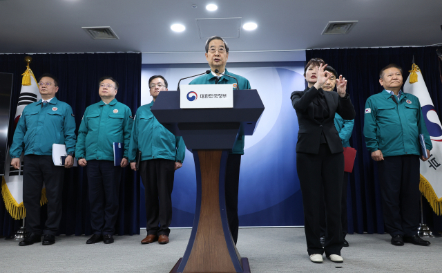 한덕수(가운데) 총리가 20일 정부서울청사에서 의료 개혁 관련 대국민 담화를 하고있다. 연합뉴스