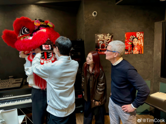 팀 쿡(오른쪽) 애플 최고경영자(CEO)가 20일 자신의 웨이보(중국판 엑스)에 단편 영화 작업을 하고 있는 스튜디오를 방문했다고 알렸다. 웨이보 캡쳐