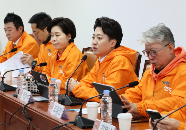 이준석(오른쪽 두 번째) 개혁신당 대표가 20일 국회에서 열린 최고위원회의에서 발언하고 있다. 연합뉴스