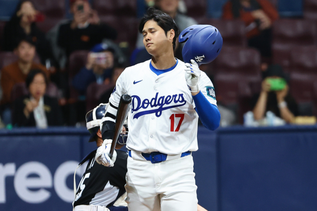 지난 18일 오후 서울 구로구 고척스카이돔에서 미국프로야구(MLB) 공식 개막시리즈를 앞두고 열린 로스앤젤레스 다저스(LA)와 팀코리아의 경기. 1회말 무사 1루 3루수 파울플라이로 아웃된 LA 다저스 쇼헤이 오타니가 아쉬워하고 있다. 연합뉴스