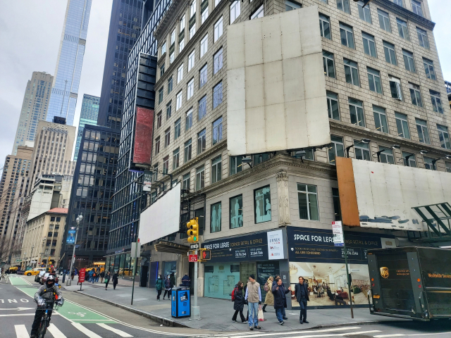 미국 뉴욕 맨해튼의 한 사거리 건물의 비어있는 1층 매장에 사무실과 매장을 임대한다는 안내문이 부착돼 있다. 사진=김흥록특파원