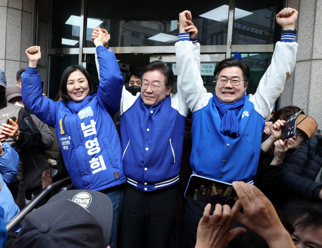 이재명 더불어민주당 대표가 20일 오후 인천 미추홀구 토지금고시장을 방문해 동구·미추홀을 남영희(왼쪽) 후보, 연수갑 박찬대 후보와 함께 시민들에게 인사하고 있다. 연합뉴스