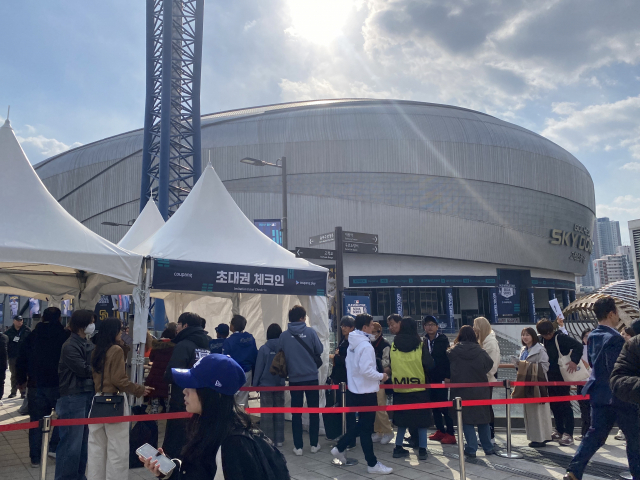 샌디에이고 파드리스와 LA 다저스의 경기가 열리는 서울 구로구 고척스카이돔에 20일 야구 팬들이 입장을 위해 줄을 서 있다. 사진=이승령 기자