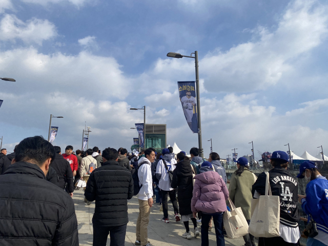 샌디에이고 파드리스와 LA 다저스의 경기가 열리는 서울 구로구 고척스카이돔에 20일 야구 팬들이 안내요원의 안내에 따라 한쪽으로 줄을 서 있다. 사진=이승령 기자