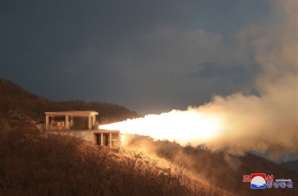 北 “신형 중장거리 극초음속 미사일용 고체연료 엔진 시험 성공”