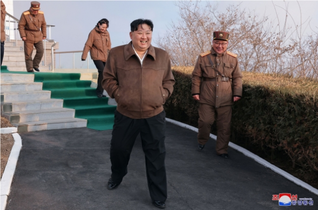 김정은 북한 국무위원장이 19일 서해위성발사장에서 실시된 신형 중장거리 극초음속 미사일용 다단계 고체연료 엔진 지상 분출 시험에 참석해 활짝 웃고 있다. 연합뉴스