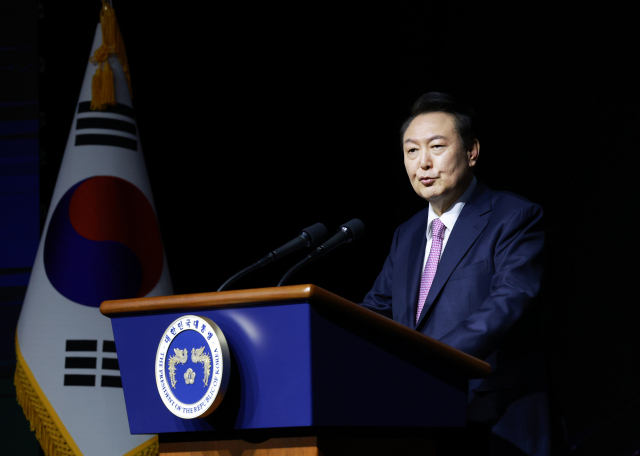 상공의 날 특별 강연하는 윤석열 대통령 (서울=연합뉴스) 홍해인 기자 = 윤석열 대통령이 20일 서울 영등포구 63컨벤션센터에서 열린 제51회 상공의 날 기념식에서 \'자유주의 경제시스템에서 기업활동의 자유와 국가의 역할\'을 주제로 특별 강연을 하고 있다. 2024.3.20 hihong@yna.co.kr (끝)