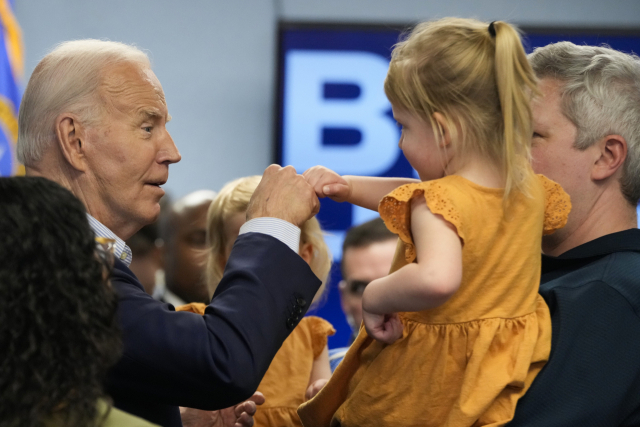 조 바이든 미국 대통령이 19일(현지시간) 네바다주 리노에서 연설을 마친 뒤 어린 소녀와 주먹을 부딪치고 있다./AP연합뉴스