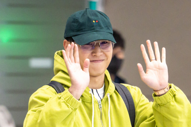 축구 국가대표 이강인이 19일 오후 인천국제공항 2터미널 입국장을 통해 입국하며 손을 흔들어 인사하고 있다. 연합뉴스