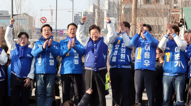 이재명 더불어민주당 대표가 20일 오후 인천 서구 정서진중앙시장 인근에서 인천 지역 후보들과 함께 시민들에게 인사하고 있다. 연합뉴스