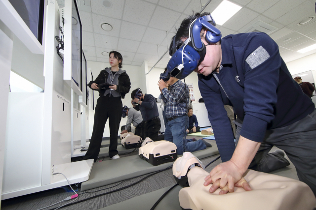 KT의 심폐소생술(CPR) 사내교육 담당자들이 가상현실(VR)을 활용한 CPR 교육을 받고 있다. 사진 제공=KT