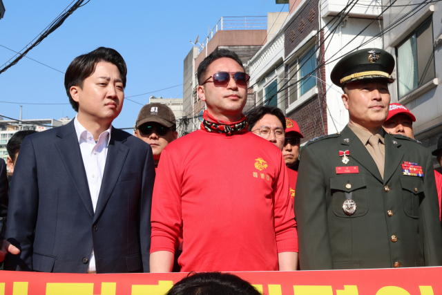 해병대 채모 상병 순직사건 수사 이첩 관련 항명 및 상관명예훼손 혐의로 기소된 박정훈 전 수사단장(대령)이 21일 오전 3차 공판이 열리는 서울 용산구 중앙지역군사법원 앞에서 개혁신당 이준석 대표, 해병대 예비역들과 함께 기자회견을 하고 있다. 연합뉴스