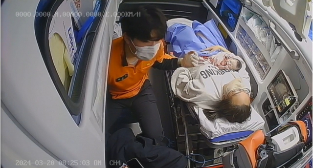인천에 거주하는 30대 산모가 소방대원 도움으로 달리는 구급대 차량에서 출산을 했다. 출처 : 인천소방본부