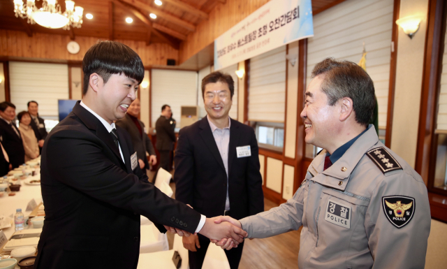 윤희근 경찰청장이 행사에서 참석자를 격려하고 있다. 사진제공=경찰청