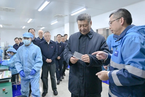 시진핑 중국 국가주석이 18일 후난성 창사에 있는 독일-중국 합작 리튬배터러 소재 기업 바스프산산을 방문해 공장을 둘러보고 있다. 연합뉴스