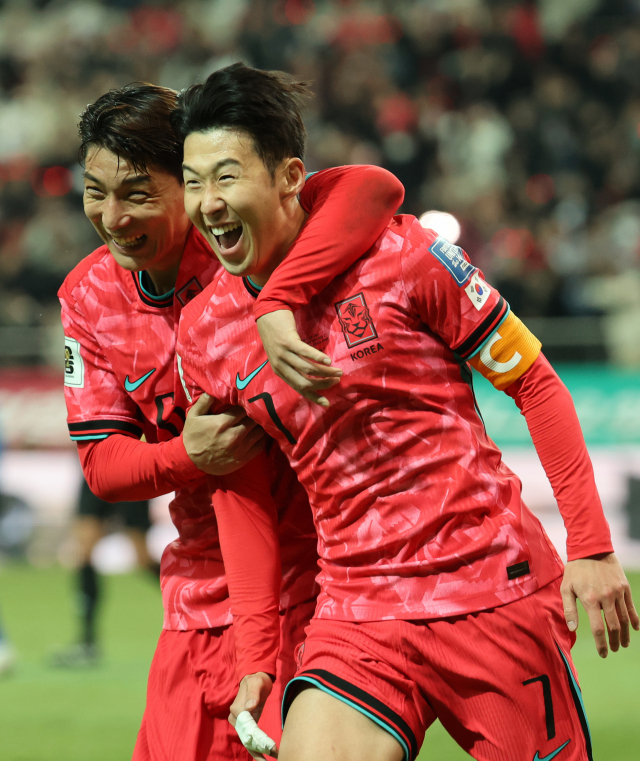 SON 웃음도 잠시…6만 함성 보답 못한 韓축구