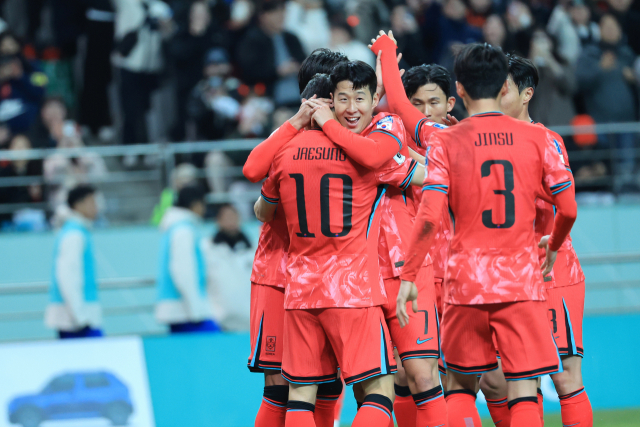 SON 웃음도 잠시…6만 함성 보답 못한 韓축구