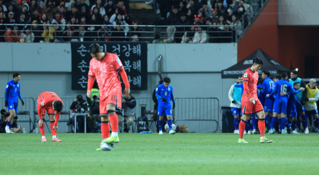 손흥민(오른쪽) 등 한국 축구 대표팀 선수들이 21일 태국과의 2026 북중미 월드컵 아시아 2차 예선에서 실점한 뒤 허탈해하고 있다. 연합뉴스