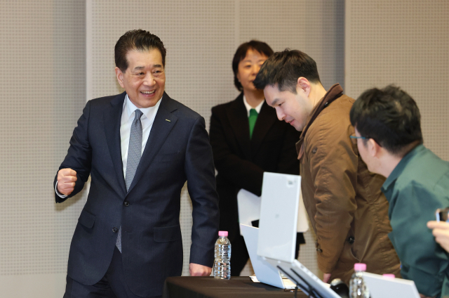 장인화 포스코그룹 회장이 21일 서울 강남구 포스코센터에서 열린 기자간담회에 참석하면서 주먹을 불끈 쥐어보이고 있다. 연합뉴스