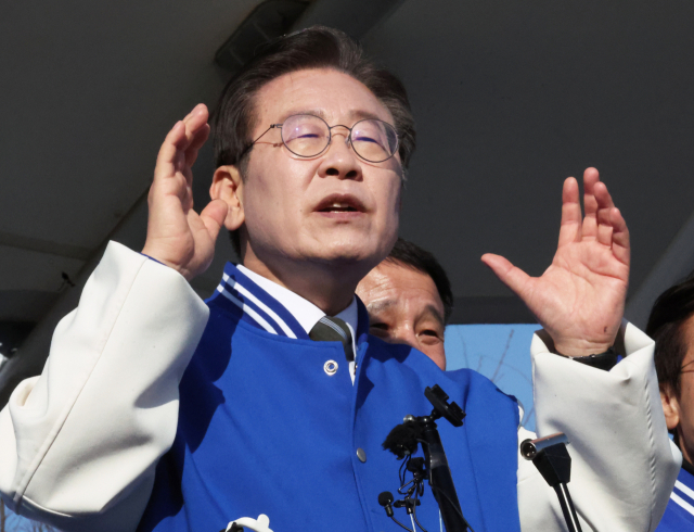 이재명 더불어민주당 이재명 대표가 21일 오후 전북 군산시 옛 도심에서 연설하고 있다. 연합뉴스