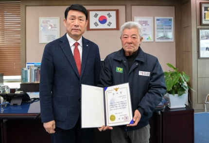 실수로 버려 쓰레기 매립지까지 흘러온 오만원권 '현금 다발'…30년 베테랑 '촉'으로 발견했다