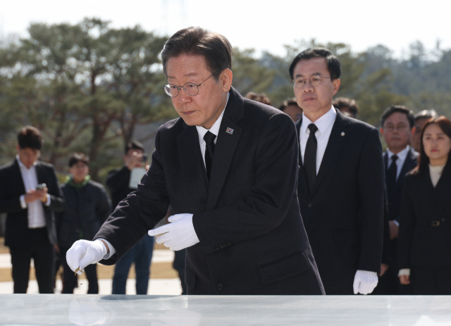이재명 더불어민주당 대표가 21일 광주 국립5.18민주묘지를 참배하고 있다. 광주=연합뉴스