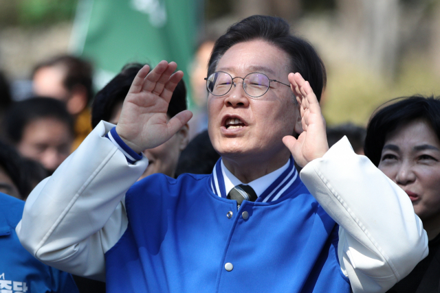 이재명 더불어민주당 이재명 상임공동선대위원장이 21일 광주 전남대 후문에서 시민들을 향해 발언을 하고 있다. 연합뉴스