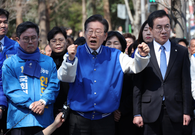 더불어민주당 이재명 상임공동선대위원장이 21일 광주 전남대 후문에서 시민들을 향해 인사하고 있다.사진=공동취재