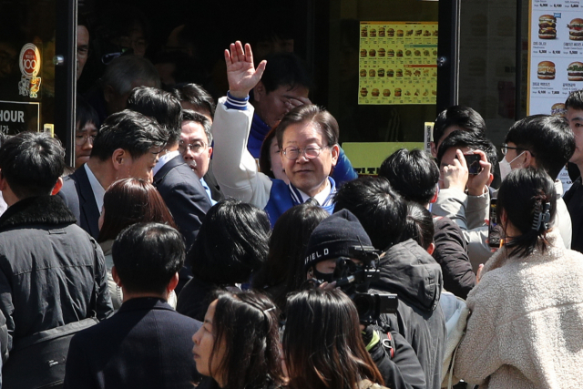 이재명 더불어민주당 상임공동선대위원장이 21일 광주 전남대 후문에서 시민들을 향해 인사하고 있다. 사진=공동취재