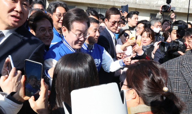 이재명 더불어민주당 이재명 대표가 21일 오후 전북 군산시 옛 도심을 찾아 인파에 둘러싸여 있다.연합뉴스