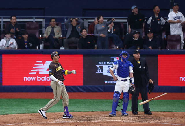 21일 메이저리그 서울 시리즈 로스앤젤레스 다저스전에서 9회 3점 홈런을 폭발하며 배트 플립을 선보이는 샌디에이고 파드리스의 매니 마차도. 연합뉴스