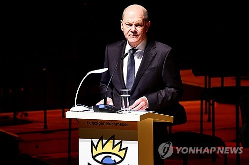 올라프 숄츠 독일 총리가 20일(현지시간) 라이프치히 도서전 개막식에서 축사를 읽고 있다. EPA연합뉴스