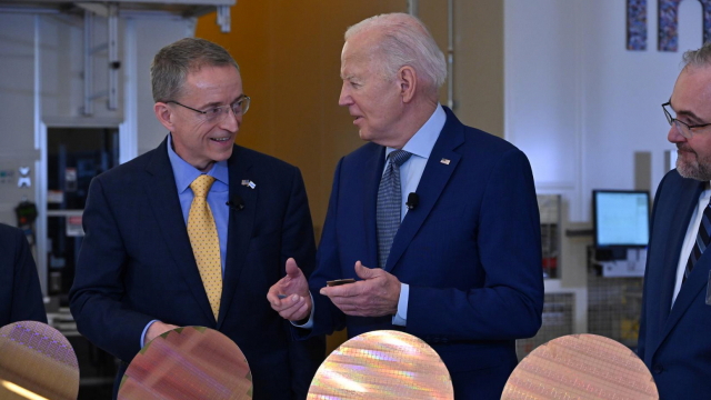 20일(현지 시간) 미국 애리조나 인텔 파운드리 건설 현장에서 팻 겔싱어(왼쪽) 인텔 최고경영자(CEO)와 조 바이든 미 대통령이 반도체법 지원안에 서명한 후 대화를 나누고 있다. 사진 제공=인텔