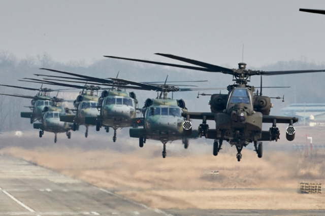 육군 항공작전사령부 소속 공격·수송 헬기들이 힘차게 이륙하고 있다. 사진 제공=육군