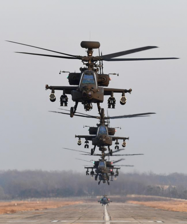 육군 항공작전사령부에서 AH-64E(아파치 가디언) 공격헬기가 힘차게 이륙하고 있다. 사진 제공=국방일보