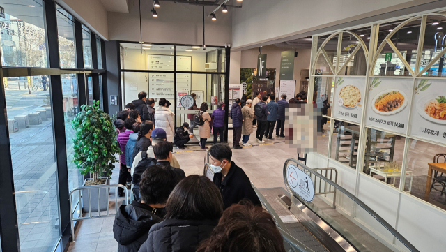 22일 오전 9시 40분께 서울 영등포구의 한 롯데마트 매장에 사과를 구매하러 온 주민들이 줄 서 있다. 사진=채민석 기자