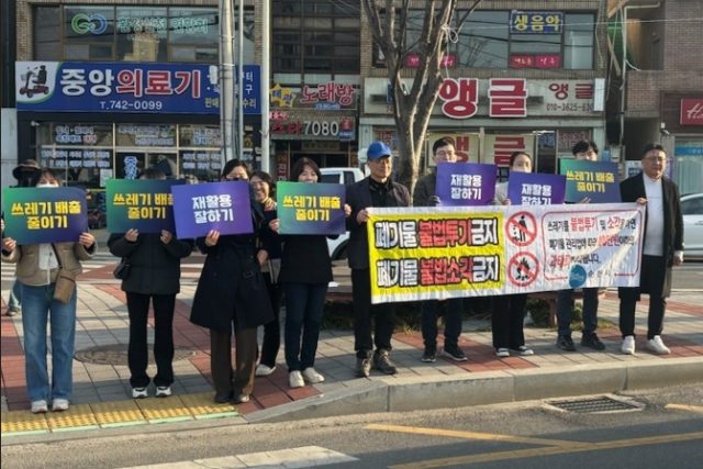 순천시는 22일 아랫장에서 시청 직원 20여 명이 참석한 가운데 올바른 쓰레기 배출 문화 정착을 위한 홍보 캠페인을 전개했다. 사진 제공=순천시