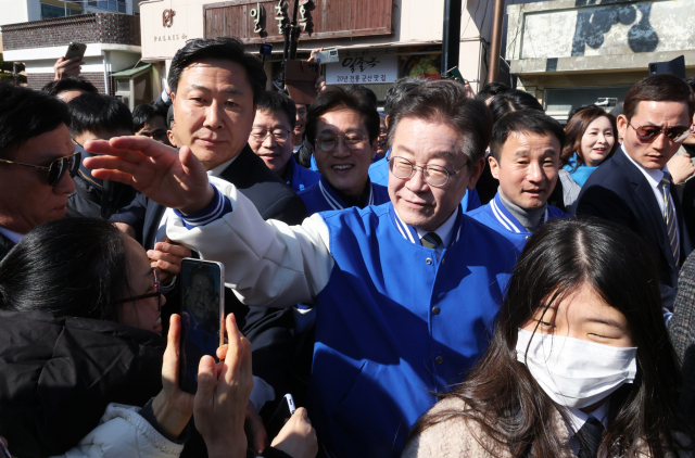 더불어민주당 이재명 대표가 21일 오후 전북 군산시 옛 도심에서 시민들과 악수하고 있다. 연합뉴스