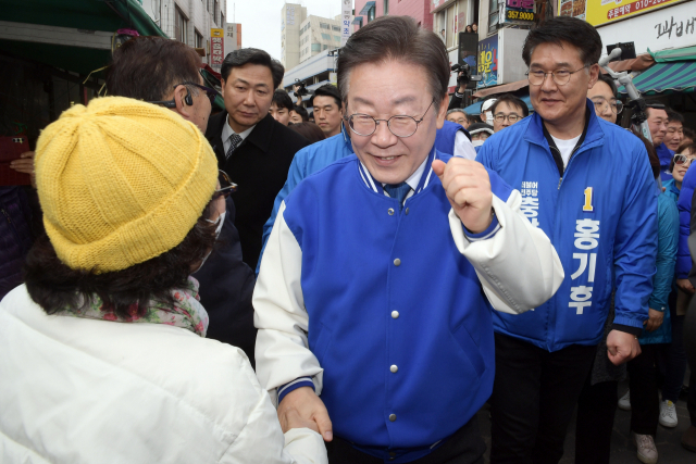 이재명 더불어민주당 대표가 22일 오후 충남 당진시 당진시장을 방문해 시민과 인사하고 있다. 연합뉴스