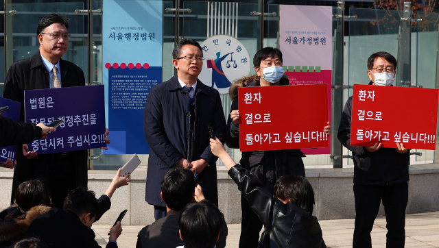 전공의·학생·수험생들의 의대 증원 집행정지 신청 심문기일인 22일 오전 서울 서초구 서울행정법원 앞에서 부산대 병원교수회 회장 오세욱 교수가 의대증원의 현실적 어려움을 토로하고 있다. 연합뉴스