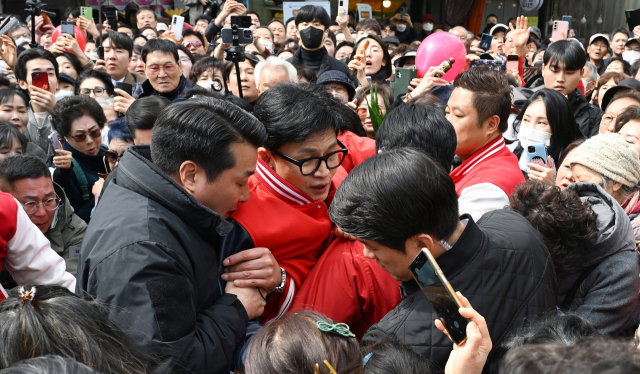 <무너지며 ‘휘청’>한동훈 국민의힘 총괄선대위원장이 20일 경기 안양시 관양시장을 방문해 상인 및 시민들에게 최돈익(만안)·임재훈(동안갑) 후보의 지지를 호소하던 중 임시로 마련된 연단이 무너지자 중심을 잃고 휘청이고 있다. 안양=오승현 기자 2024.03.20