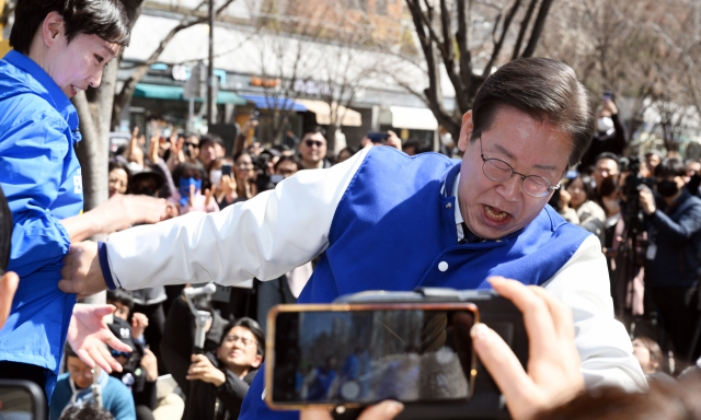 <떨어지며 ‘휘청’>이재명 더불어민주당 상임공동선거대책위원장이 18일 서울 마포구 경의선숲길에서 현장 기자회견을 마친 뒤 연단에서 내려오다 중심을 잃고 휘청이고 있다. 오승현 기자 2024.03.18