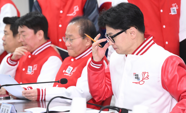 <갈 길 바쁜데…>한동훈 국민의힘 중앙선거대책위원회 총괄선대위원장이 18일 서울 여의도 중앙당사에서 열린 중앙선대위 회의에 참석해 발언을 준비하며 안경을 고쳐 쓰고 있다. 비공개 회의에서 한 위원장은 