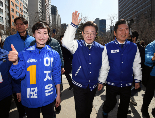 <이게 아닌데…>이재명 더불어민주당 상임공동선거대책위원장이 18일 서울 마포구 경의선숲길과 백범로 일대를 돌며 시민들에게 이지은(마포갑)·정청래(마포을) 후보의 지지를 호소하고 있다. 이 대표는 '(민주당)몰빵'이라는 지지자의 외침에 