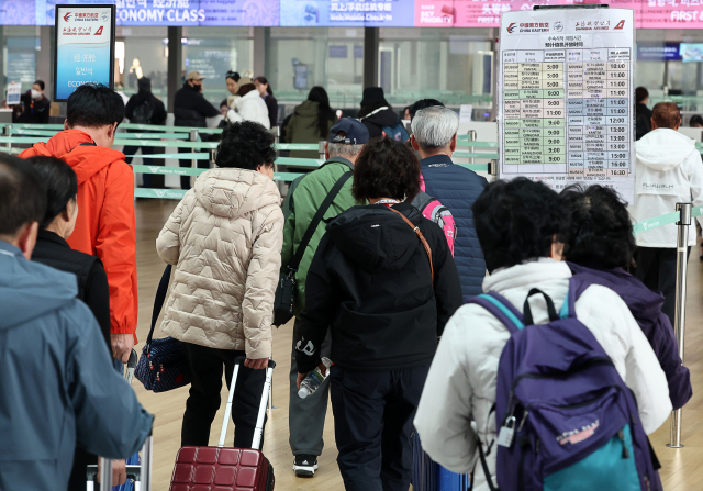 19일 오후 인천국제공항 1터미널 중국동방항공 출국 수속 카운터 모습. 연합뉴스.