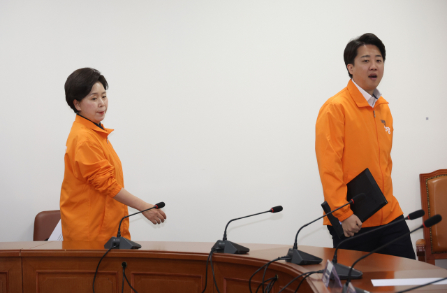 개혁신당의 이준석(오른쪽) 대표와 양향자 원내대표가 22일 국회에서 열린 최고위원회의에 입장하고 있다. 연합뉴스