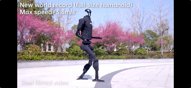 중국의 로봇 업체 유니트리가 이 회사가 개발한 휴머노이드 ‘H1’이 초속 3.3m로 두 발 주행하는 데 성공해 세계에서 가장 빠른 이족 보행 속도를 기록했다고 밝혔다. 유니트리 동영상 캡처.
